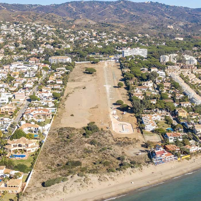 Dunique se trouve en face de la plage de Las Chapas, à Marbella.