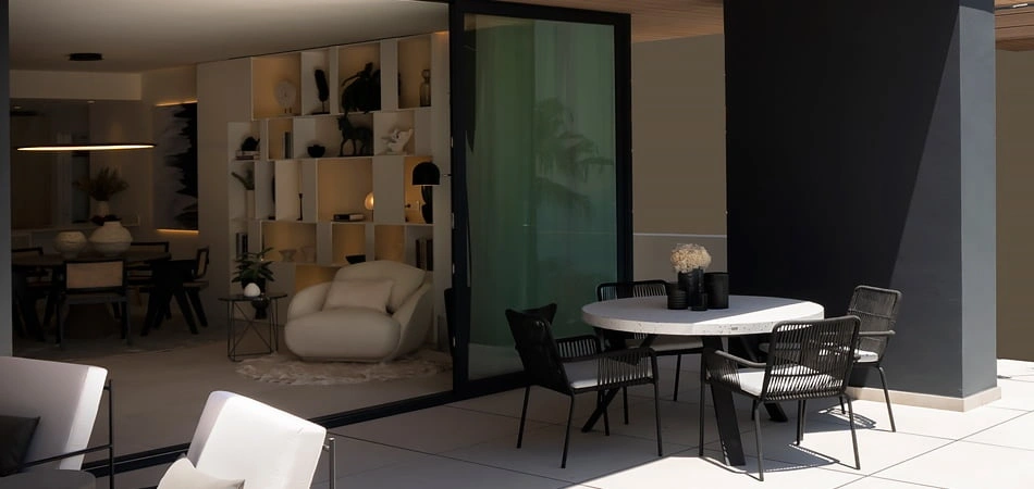 Terrasses reliées au salon par de grandes portes vitrées.