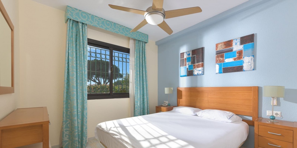 Exemple de chambre à coucher dans Calahonda Suites avec vue sur le jardin et la mer