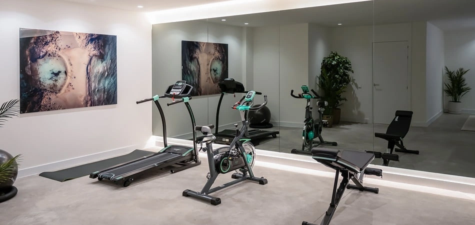 Sous-sol avec de nombreuses possibilités, comme une salle de jeu ou même une salle de sport.